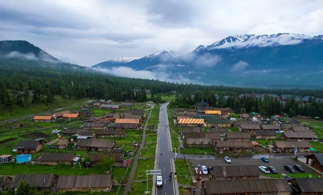 新疆与俄罗斯交界有个县，出了三个世界级景点，风景绝美不输瑞士