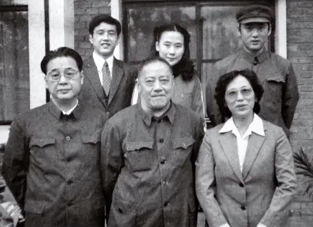 1993年，李鹏总理与夫人朱琳，北京家中唱卡拉OK，非常罕见的留影