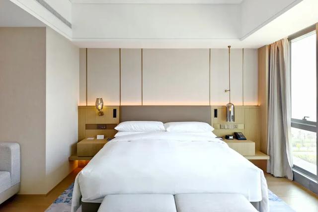 厦门这家新开业的万怡，泳池堪比W！就在五缘湾对面，海景绝了