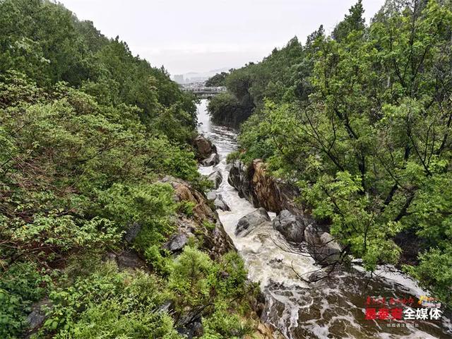 雨润龙潭 飞瀑如练