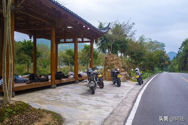 在亭子里倒头便睡?抓拍到一群湖南保靖或者路过摩友的洒脱一幕