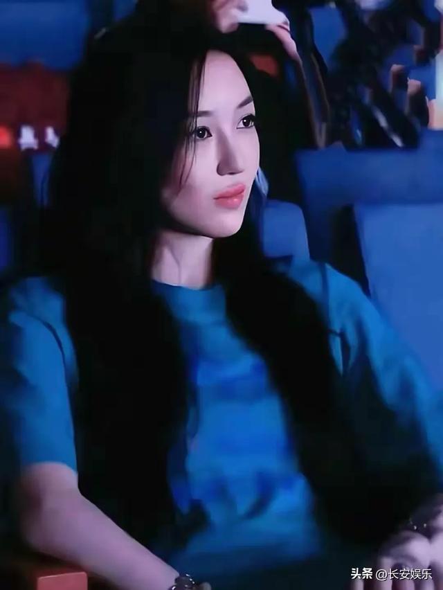 王菲女儿李嫣兔唇消失后，神似当年某冰冰，气质清新脱俗，太美了
