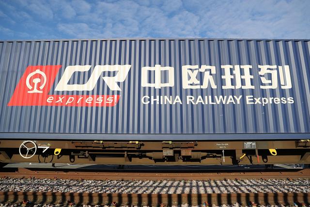 爆炸声响了，俄军导弹砸向9州，中企暂停对欧发运，波白边境生变