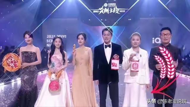 陪玩陪睡只是冰山一角，认干爹，舔手指，拜高踩低，实在荒唐！