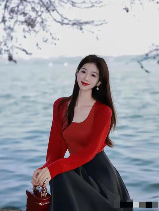 江西九江一校花好漂亮， 国色天姿，眉眼带笑 美的让人移不开眼