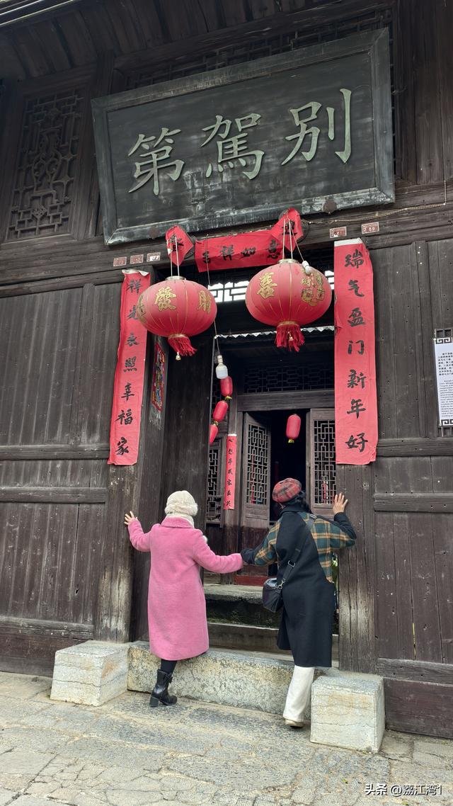 游长岗岭古村，观飘黄银杏