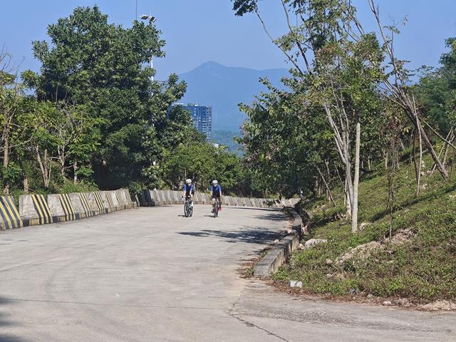 塘朗山郊野公园[绿平二路入口]骑行爬坡好地方