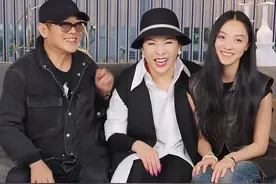 61岁李连杰现身向太豪宅，有说有笑精神大好，24岁女儿也在场图片