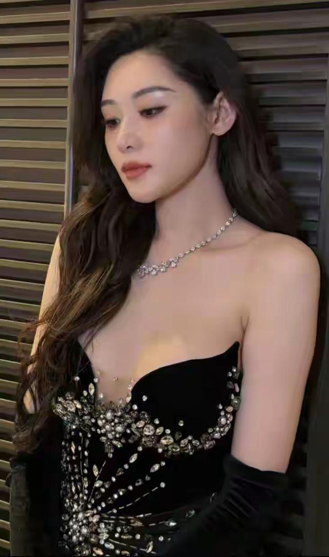 荣梓希，身材颜值爆表，让人心跳加速