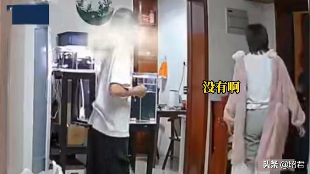 女子在家里的沙发上躺着，房门突然被一个陌生老头打开，咋回事?