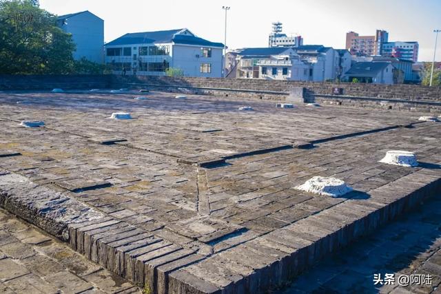 兴冲冲赶到荆州古城，在南门着实感受了一把什么叫道路拥堵