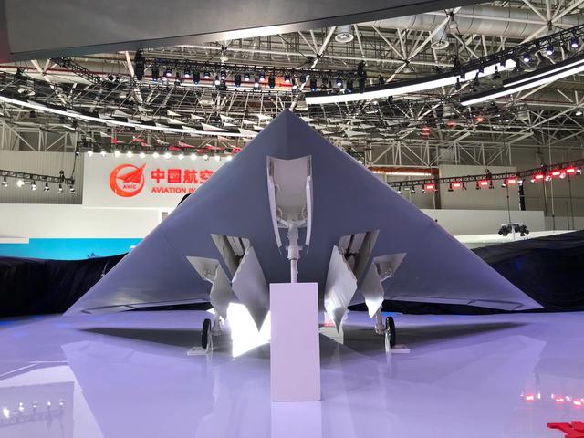 世界首款实战列装！攻击-11搭档歼-20，隐身协同改写空战