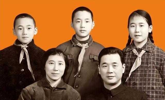 86年李鹏全家在中南海探望邓颖超，46年前他12岁，称呼“邓妈妈”