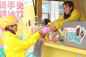 外卖骑手专属清凉！“夏季关怀冰饮车”发车啦图片