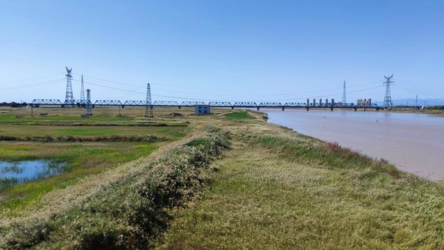 包头天下黄河第一村，靠着黄河边，风景还是不错的