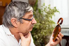 男人老不老，看看下半身？如果有这4个变化，或说明离衰老不远了图片