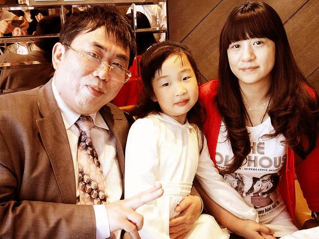 聂卫平葬礼	，长子捧遗像，两任妻子未现身，现任兰莉娅主持现场