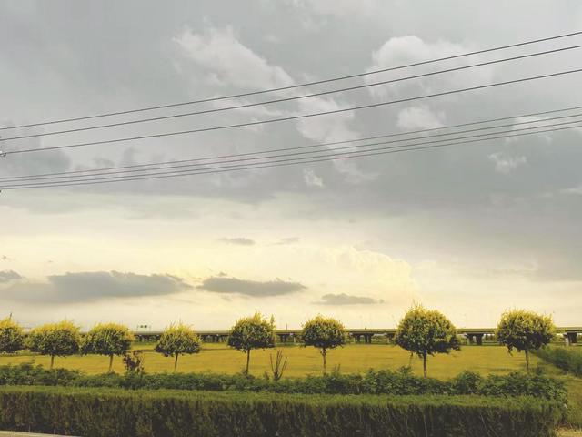 悠游天下丨银川骑行者的别样“风景线” 在贺兰山与黄河之间，骑出一片天地