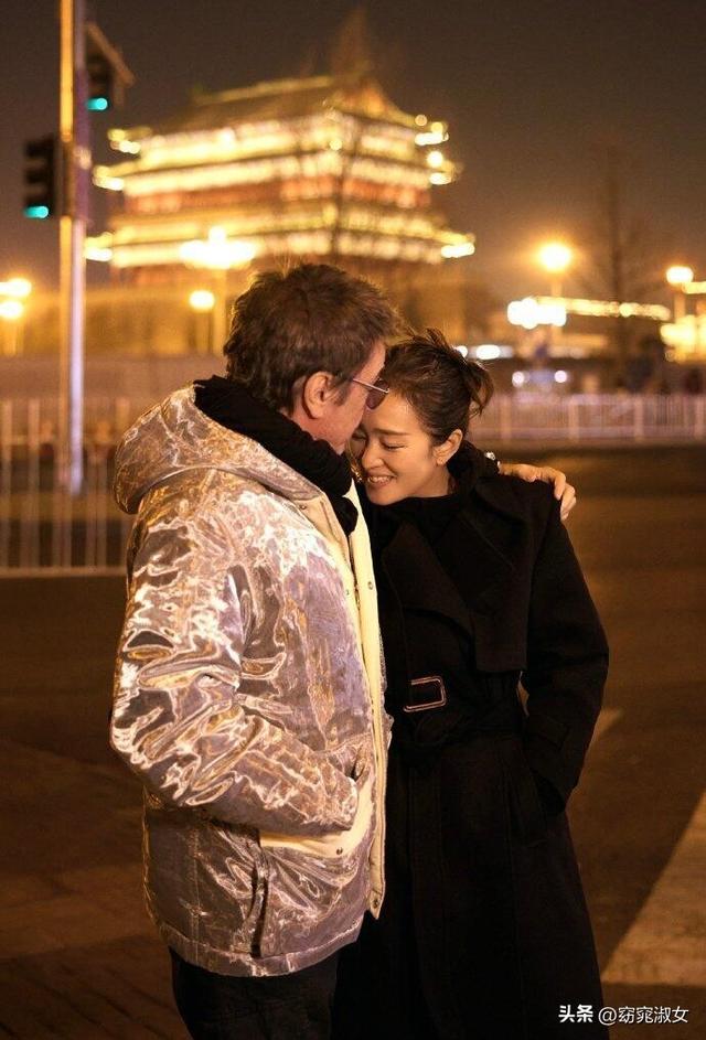 59岁巩俐带法国老公北京游玩，76岁雅尔帅气又多金，跟总统是朋友