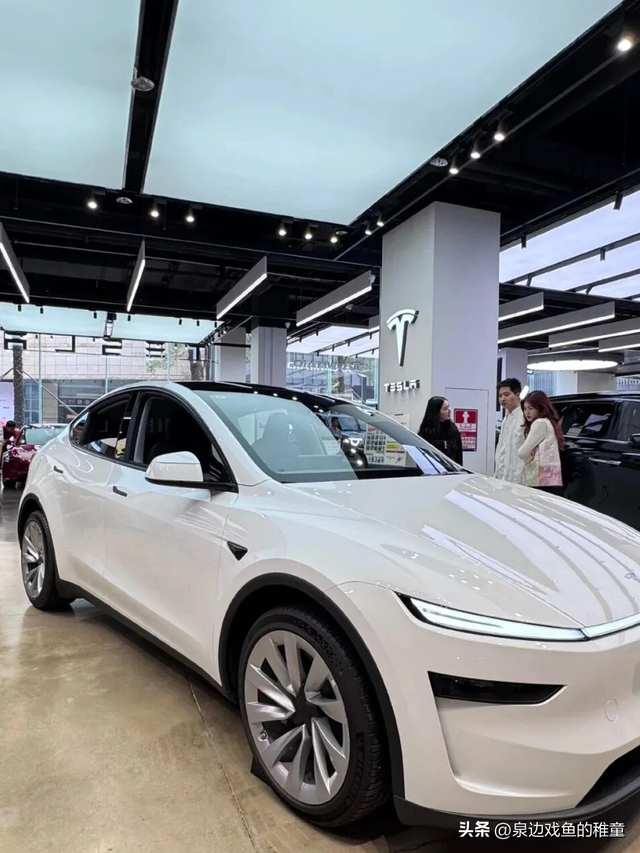 焕新版特斯拉ModelY外观太狠了	，"不装了"！这颜值谁顶得住！
