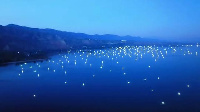 炳灵湖上，渔灯与星光的私语