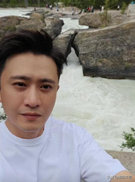 闯祸了！央视主持人出国旅游，携妻女高调炫海外生活，被网友骂惨