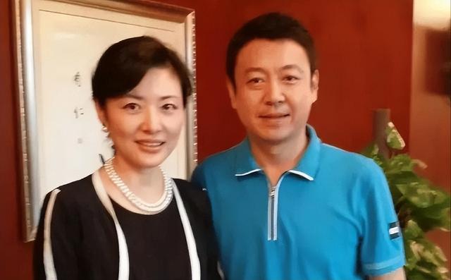 私生活混乱？被传10年换5任妻子，从央视离职的他，如今怎么样了