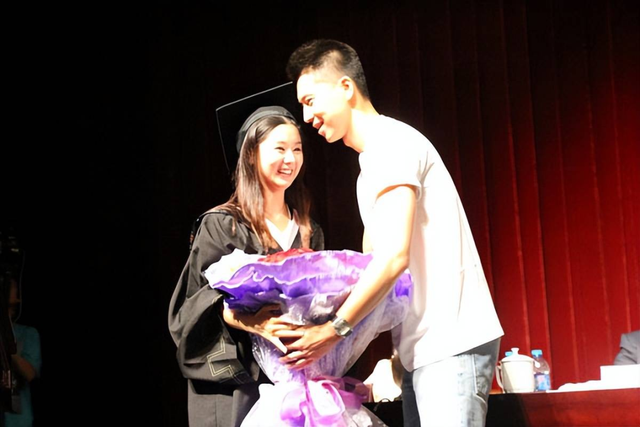 原来她是冯巩的“女儿”，出道20多年从不拍吻戏，年近40仍像18岁