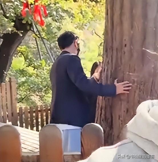 朱媛媛离世5个月，辛柏青寺庙露面，女儿扶着下楼，李乃文也在
