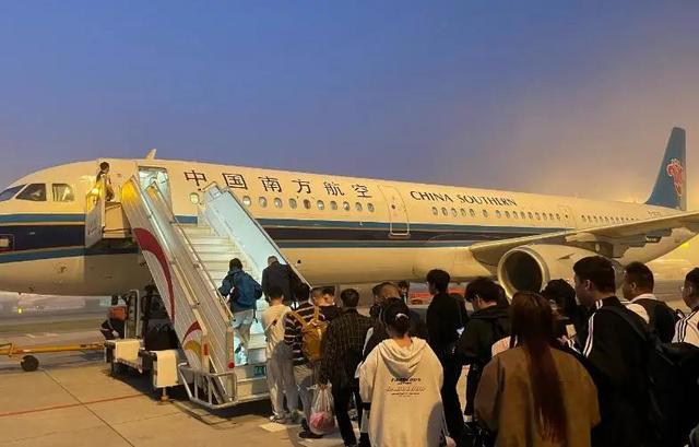 49条航线全取消！中国对日反制铁了心，高市早苗慌了:我很积极