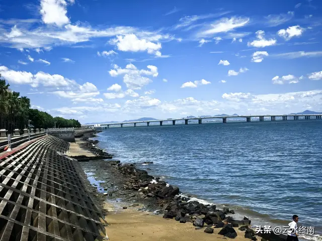 我看到以国家的名义纪念一个人！在一个从小学中学上到大学的村子