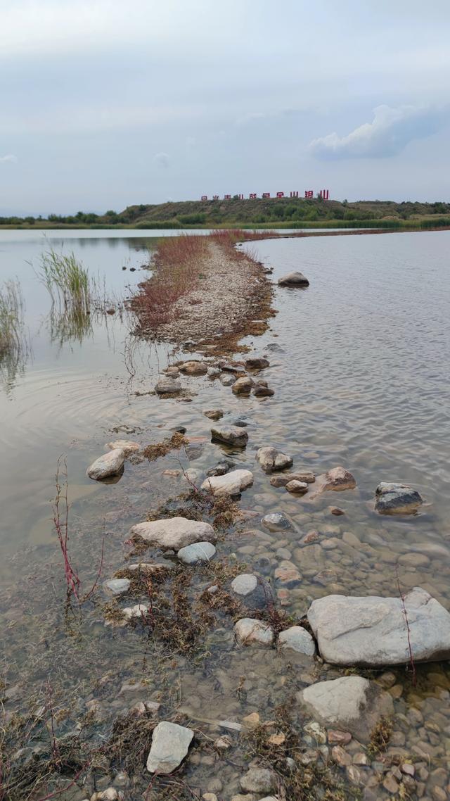 包头城南靠近黄河的昭君湖，也叫小白河景区，黄河浩渺，湖平如镜