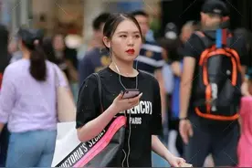 个性十足！小姐姐破洞上衣搭毛边短裤，时尚搭配让性感更添魅力图片