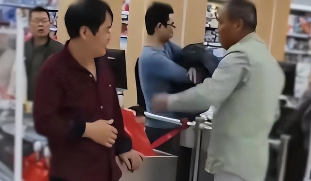 六旬老人超市脱衣证清白，只剩内衣裤时警报仍响，后续：警方通报双方和解，超市老板身份被扒