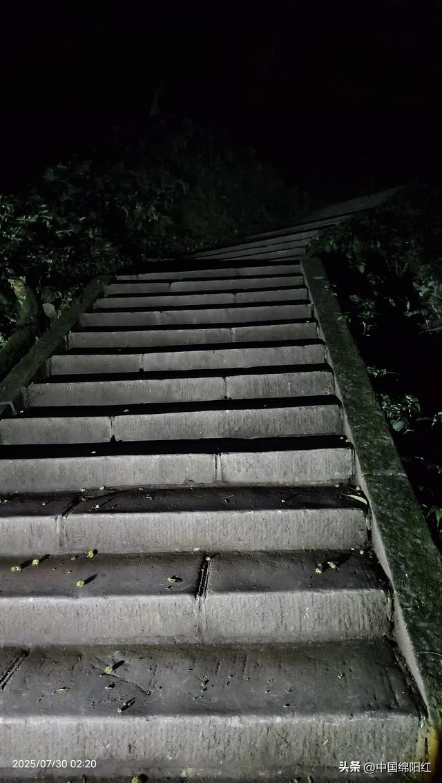 夜爬峨眉山 我花了15个小时