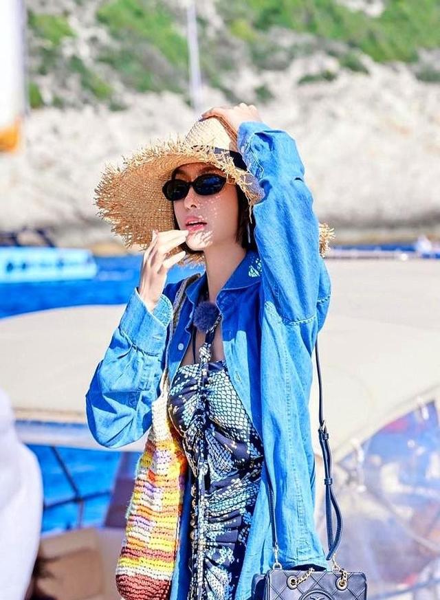 “秦岚”太丰满了，在海边穿抹胸都兜不住，我感慨自律的女人真美