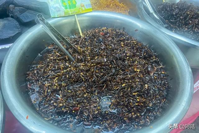 傍晚偶遇社区边的小小美食街,好几个摊位前都排着长队