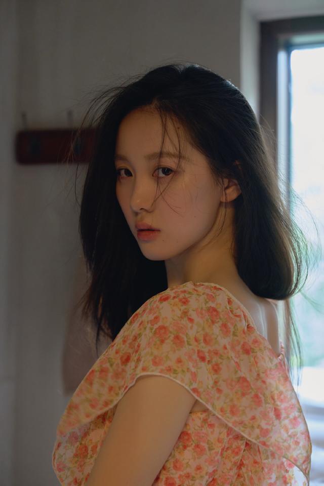 主持人李瑜居家私房写真，纯欲迷人