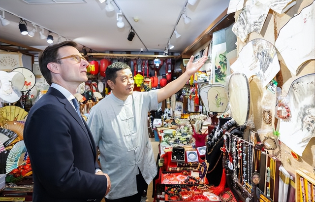继德国之后，英国也开始贴出“中文标语”？中国游客：不能够接受