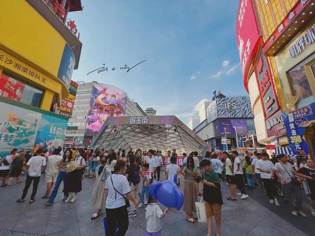 长沙著名步行街因美食成网红，游客扎堆打卡，天天都人山人海？