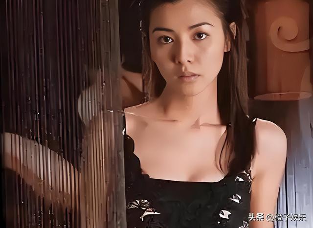 21岁拍三级，30岁被出轨，38岁嫁大佬，如今52岁没孩子也被宠成宝