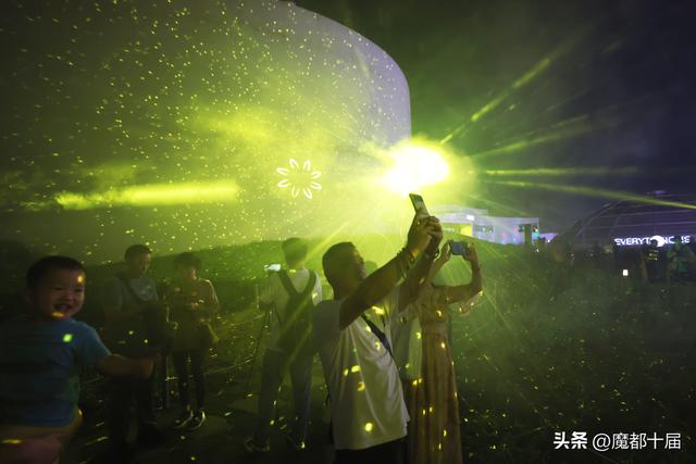 周边商场瞬时客流破纪录！上海国际光影节点亮消费新场景
