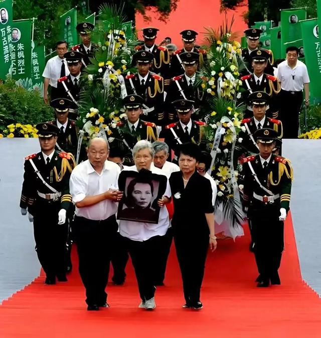 这才是烈士朱枫的真实的样貌，不是演员扮演，货真价实的罕见照片​