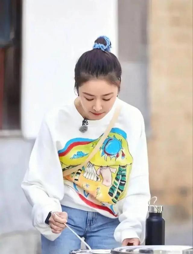 看了林心如的穿搭，我悟了：卫衣不配阔腿裤、短靴，才更洋气减龄