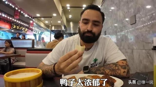 美国博主首次来到中国旅游，一天后竟说：中国到处都充满“危险”