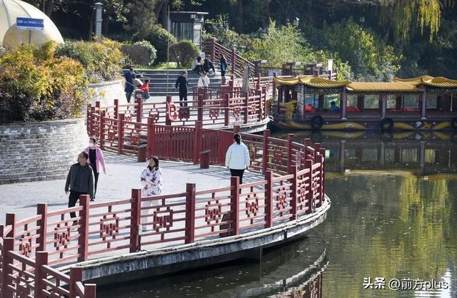 暖阳映照汉城湖 游人如织享冬趣