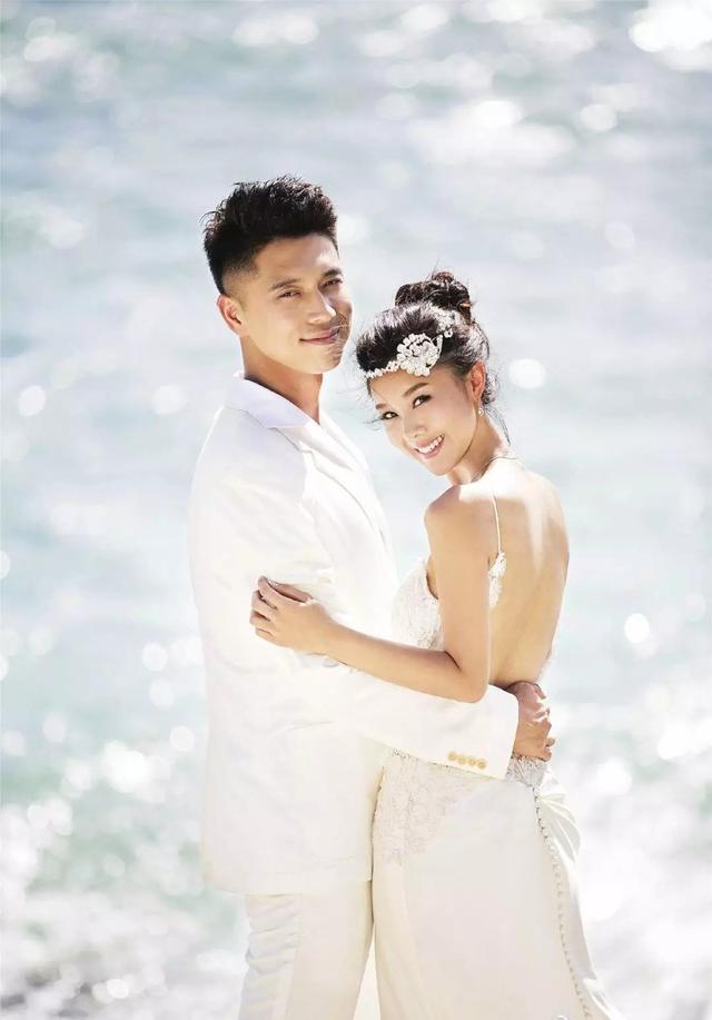 40岁李小萌北京逛街，开五六百万劳斯莱斯，王雷大连富二代不差钱