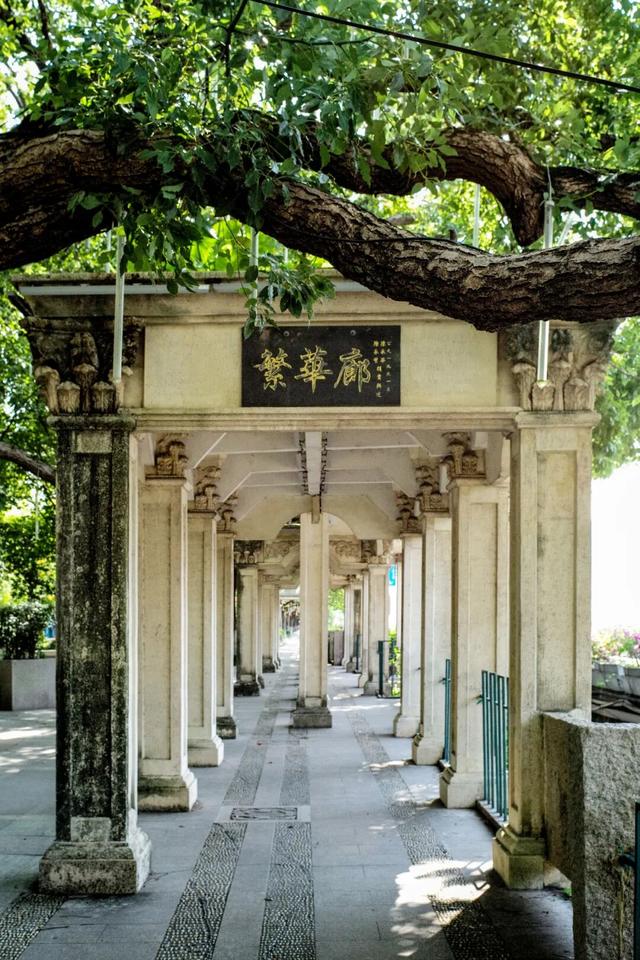 不走寻常路的国际化县城，关心一日三餐，更关心咖啡和汇率