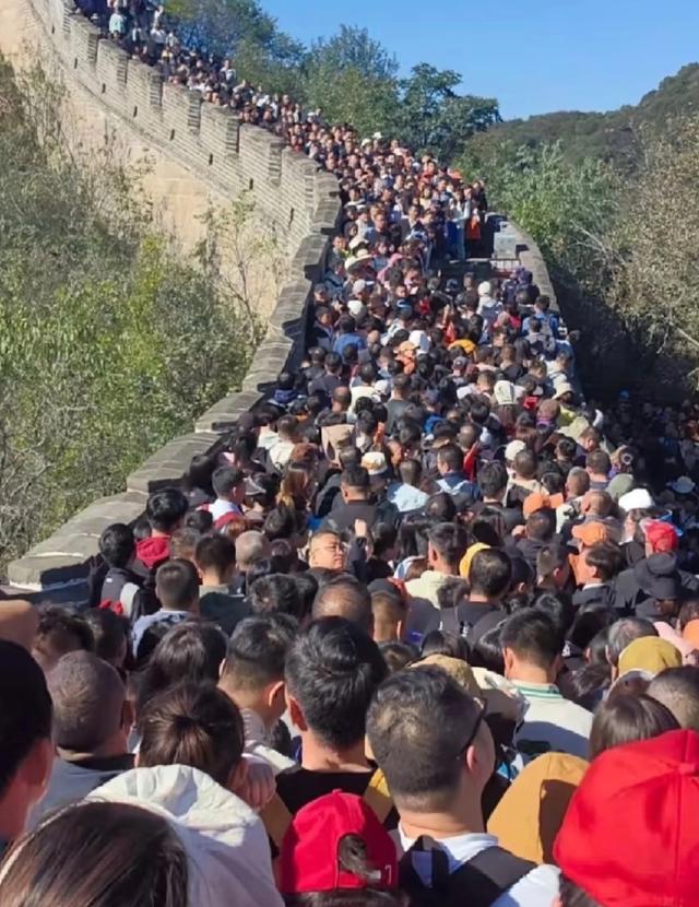 国庆出游人已“认怂”：高铁站练“金鸡独立”，长城挤成人肉沙包