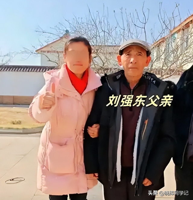 刘强东发放年货现场曝光	，令人恶心的一幕出现，当场被人制止